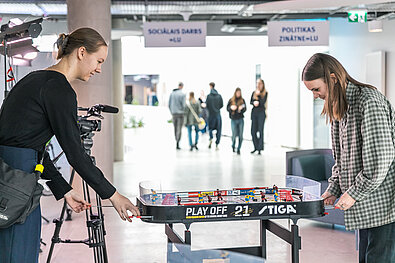 Universs@LU - 2 jaunieši spēlē galda spēles