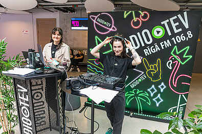 Universs@LU - 2 meitenes pie DJ seta