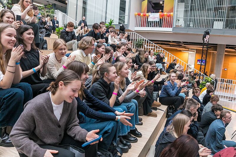 No mūzikas līdz viktorīnām: atklāj studiju iespējas uz “Universs@LU” Lielās skatuves! 