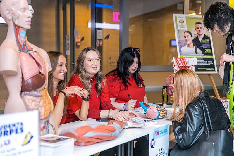 No šūnas līdz pacientam: atklāj medicīnas un dzīvības zinātņu pasauli “Universs@LU” 